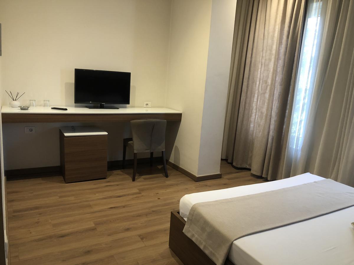 Soleo Hotel Тирана Екстер'єр фото