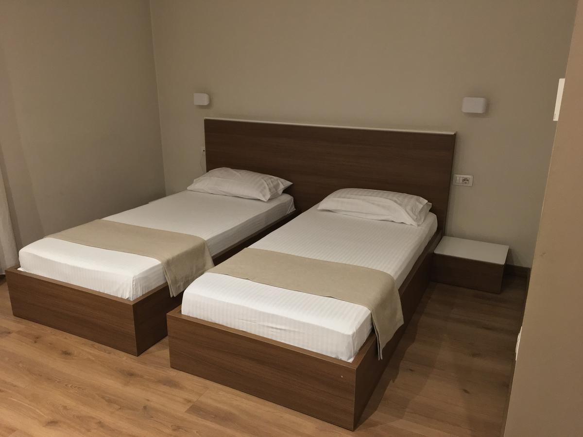 Soleo Hotel Тирана Екстер'єр фото