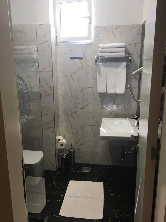Soleo Hotel Тирана Екстер'єр фото