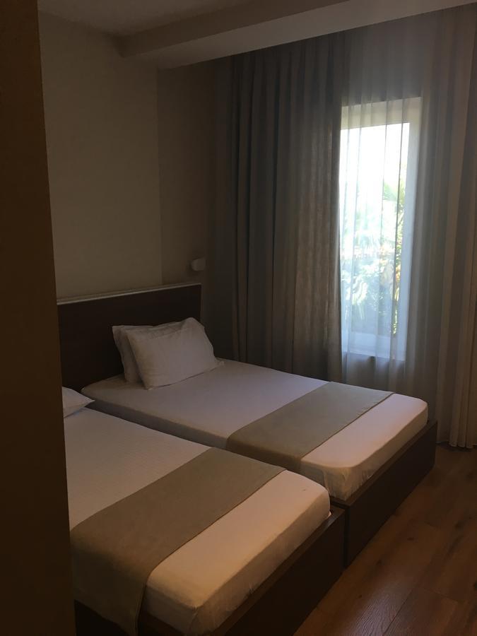 Soleo Hotel Тирана Екстер'єр фото