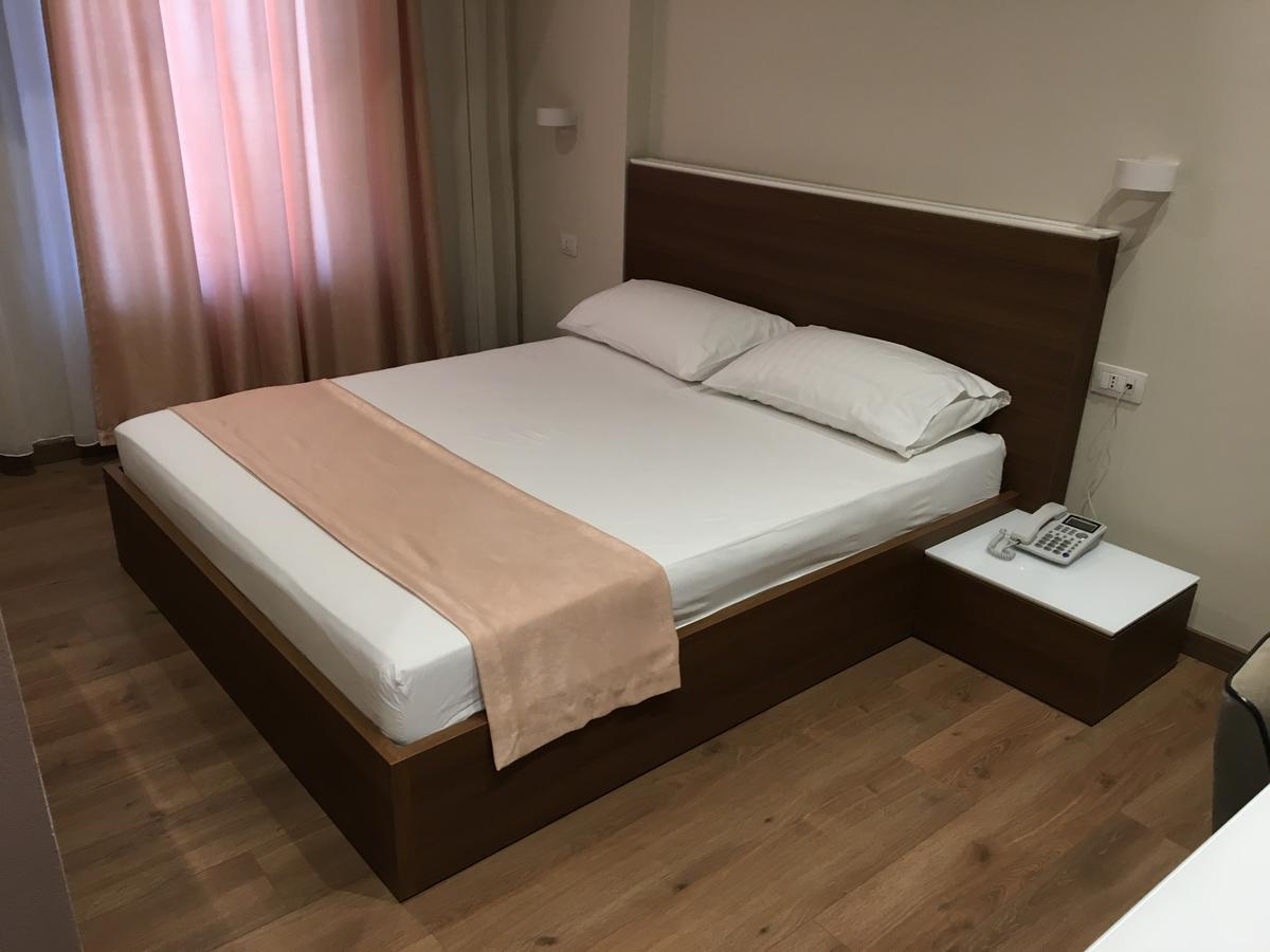 Soleo Hotel Тирана Екстер'єр фото
