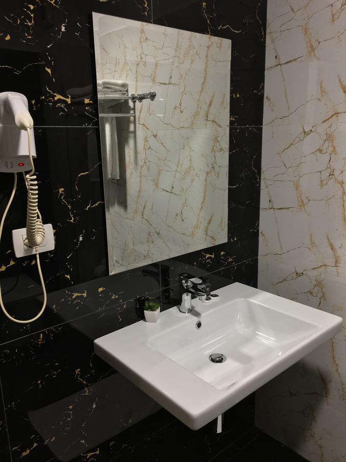 Soleo Hotel Тирана Екстер'єр фото