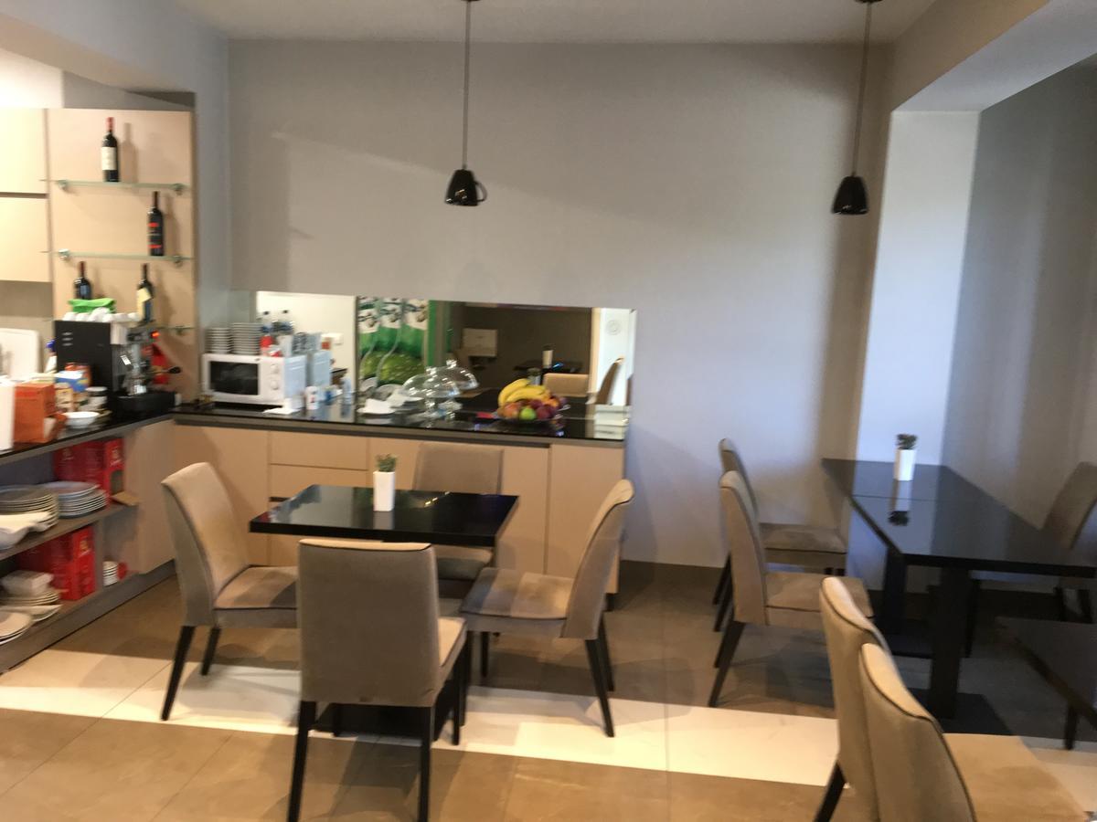 Soleo Hotel Тирана Екстер'єр фото