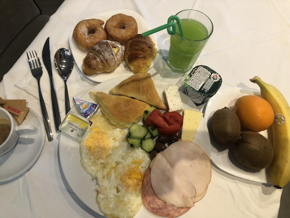 Soleo Hotel Тирана Екстер'єр фото